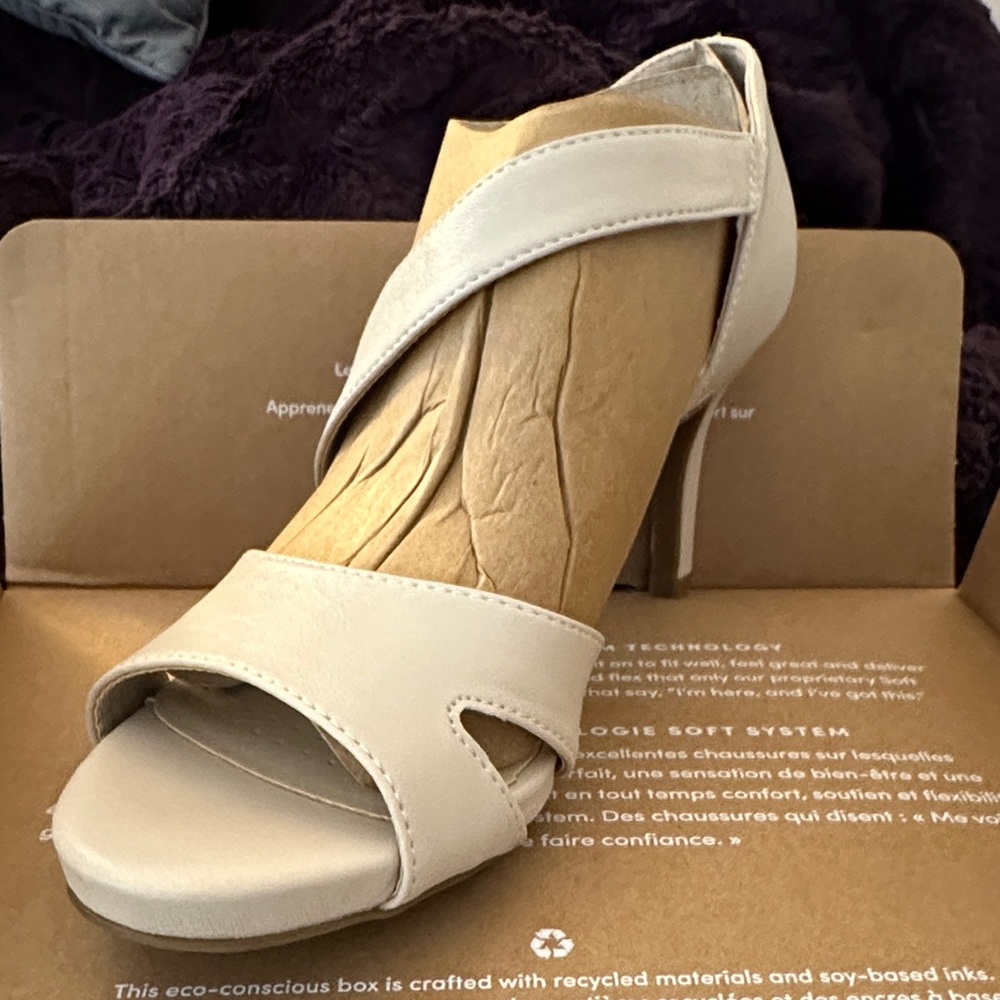 Life Stride Cream Women's Heels New!